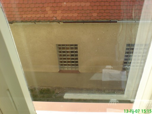 Fotka z 1.patra školy na okno fary odkud prý &quot;babičtí vrazi&quot; pozorovali co se děje v protějším okně školy v přízemí při zasedání členů MNV...